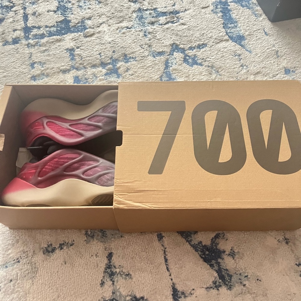 Yeezy 700 v3 Fade Carbon